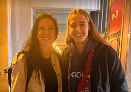 Naia Ocio junto a Jenni Hermoso en Málaga.