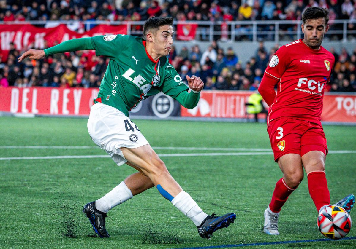 Unai Ropero intenta el tiro ante Neeskens.