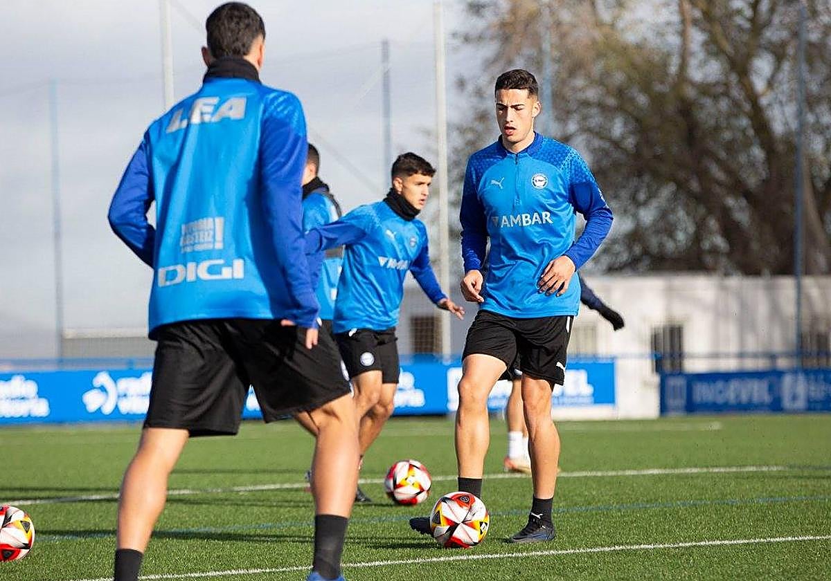 Ropero combina con un compañero en el entrenamiento.