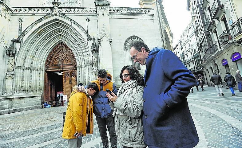 Un grupo de turistas ante la Catedral de Santiago.