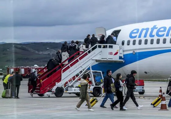 Pasajeros suben a un avión en la pista de Foronda.