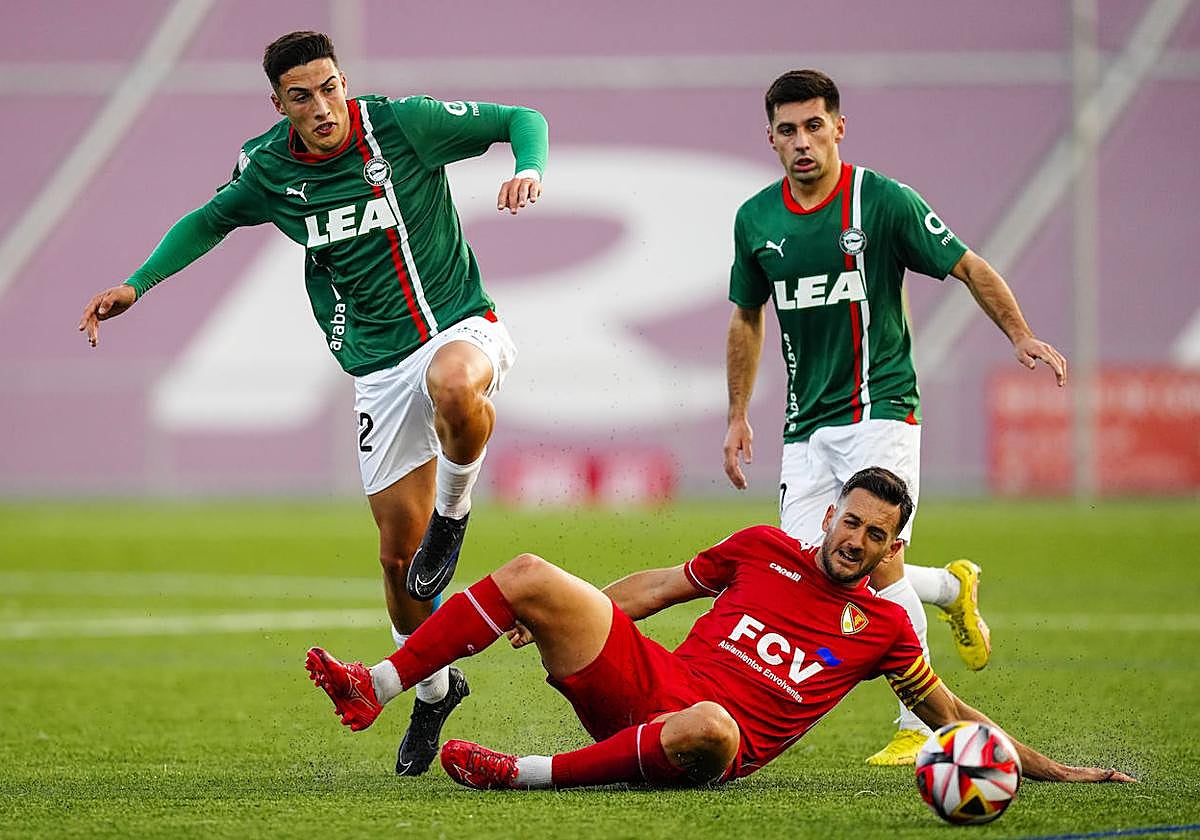 Unai Ropero supera a Álex Fernández, capitán del Terrassa.
