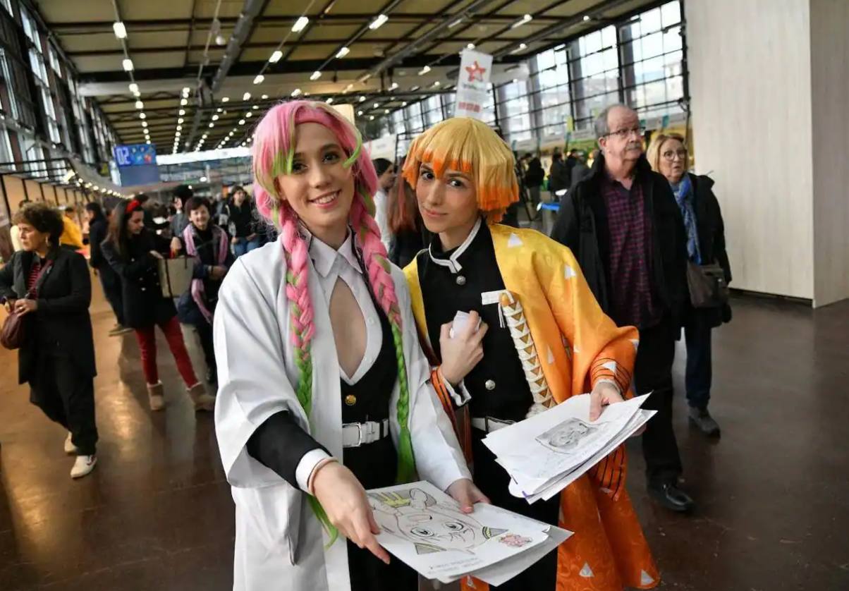 Bi emakume, cosplayer edo manga pertsonaia ezagunez mozorrotuta.