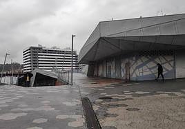 Aspecto actual que presenta la parte alta de la plaza, con varios de los locales que serán reformados a la derecha de la imagen.