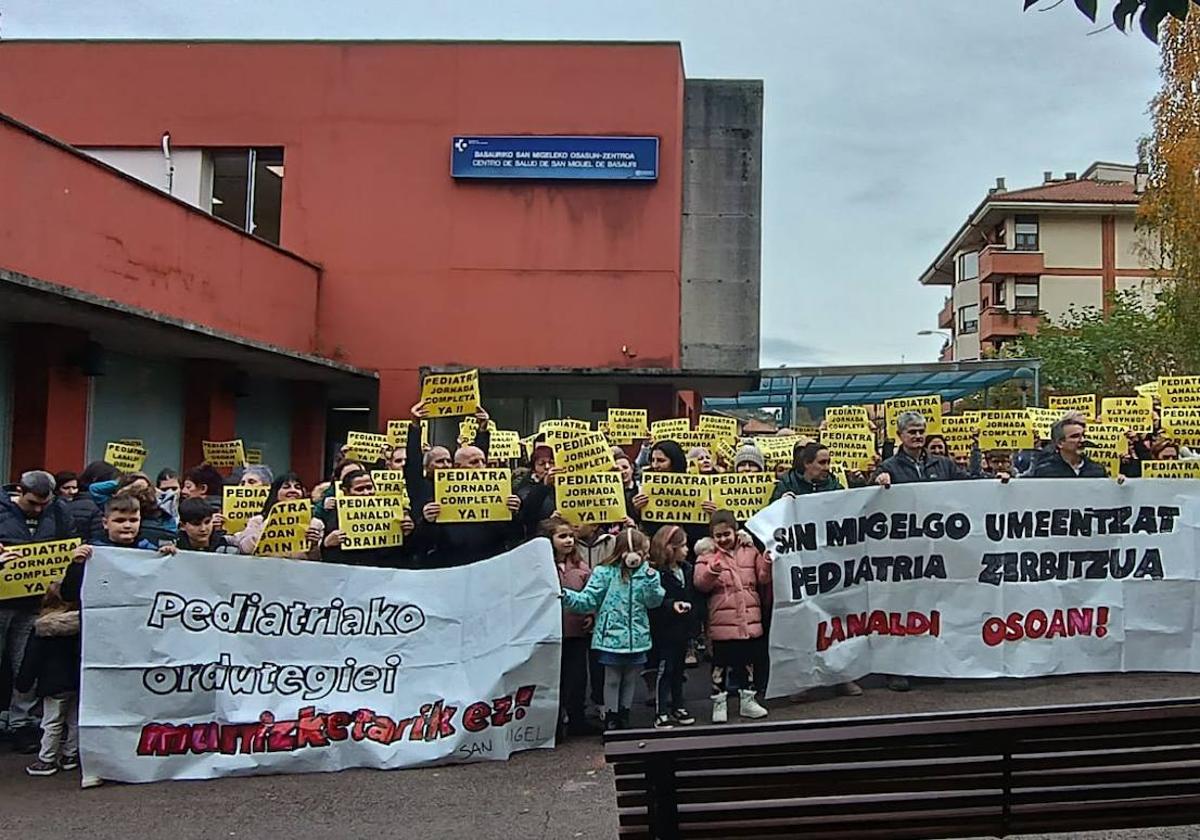 Vecinos del barrio San Miguel se concentran para pedir un pediatra a jornada completa en el ambulatorio.