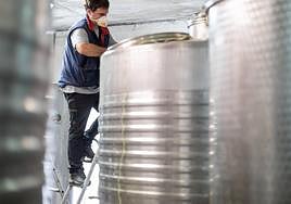 Trabajador de una empresa vasca en un almacén