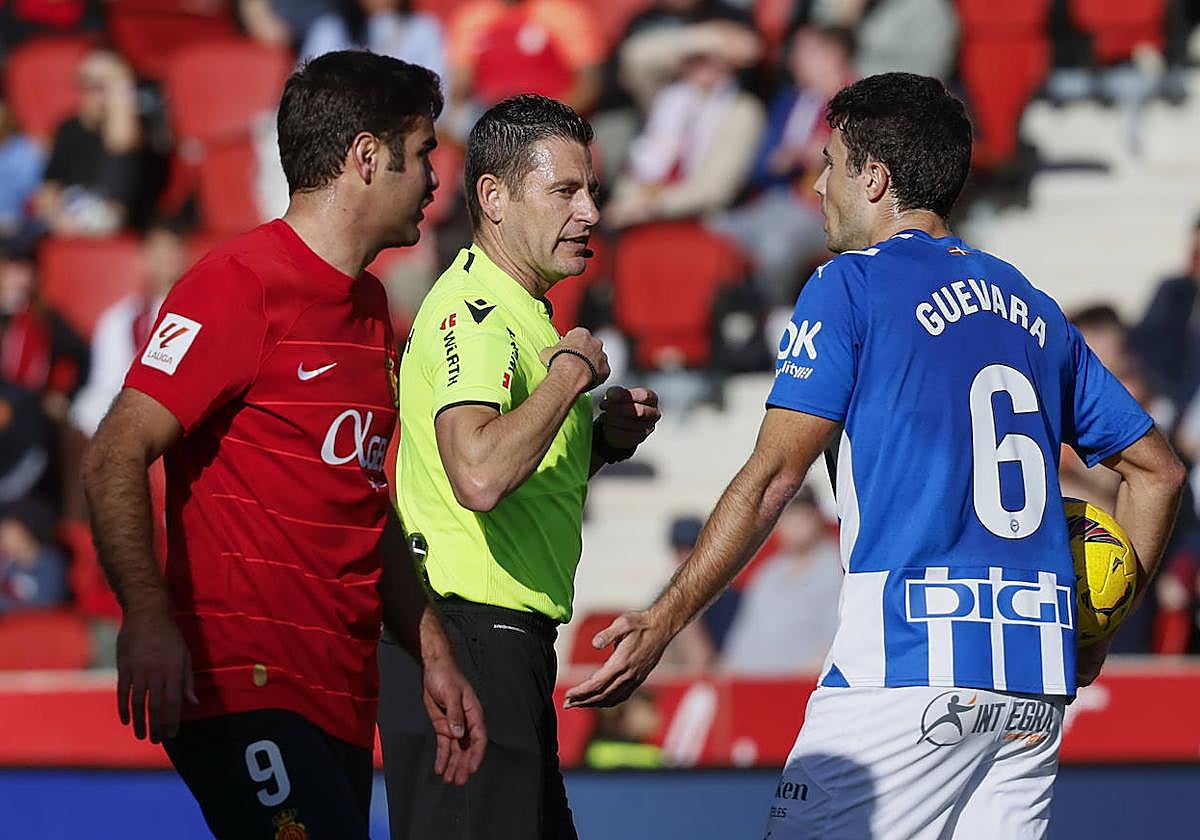 Guevara muestra su disconformidad con una decisión de Figueroa Vázquez ante el Mallorca