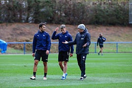 Luis García da indicaciones a Ander Guevara, que será baja ante Las Palmas, junto a Antonio Blanco, que busca acompañante.