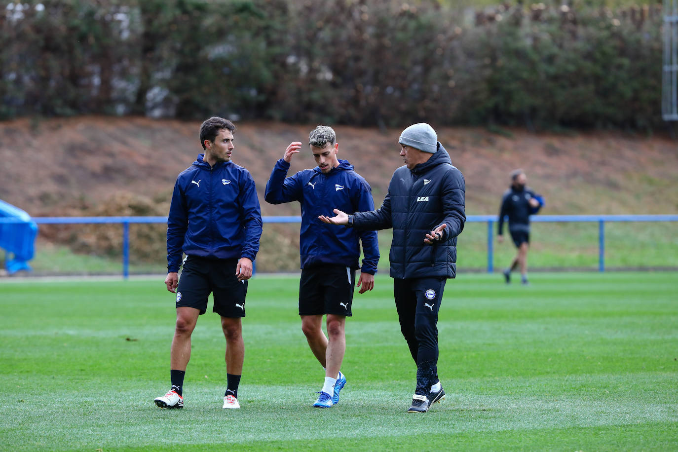 Luis García da indicaciones a Ander Guevara, que será baja ante Las Palmas, junto a Antonio Blanco, que busca acompañante.