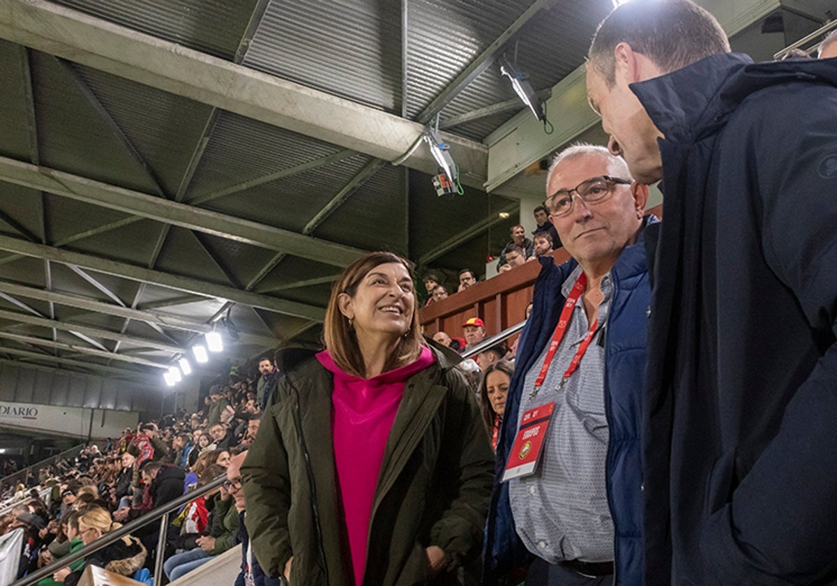 Maria José Saénz de Buruaga, presidenta de Cantabria, Dionisio Humara, del Cayón, y Jon Uriarte, del Athletic, en el palco de El Sardinero.