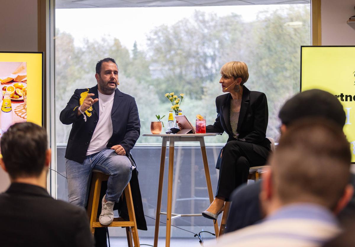 Marc Álvarez, mixólogo de Schweppes y Adela Balderas, del BCC.