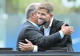 oan Laporta saluda a Iñigo Martínez en la presentación del ex del Athletic como jugador del Barça.