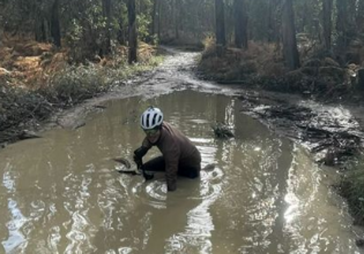 El ajetreado viernes en Bilbao de Marta Pombo y Luis Zamalloa: de estar atrapado en el barro a una contundente alubiada