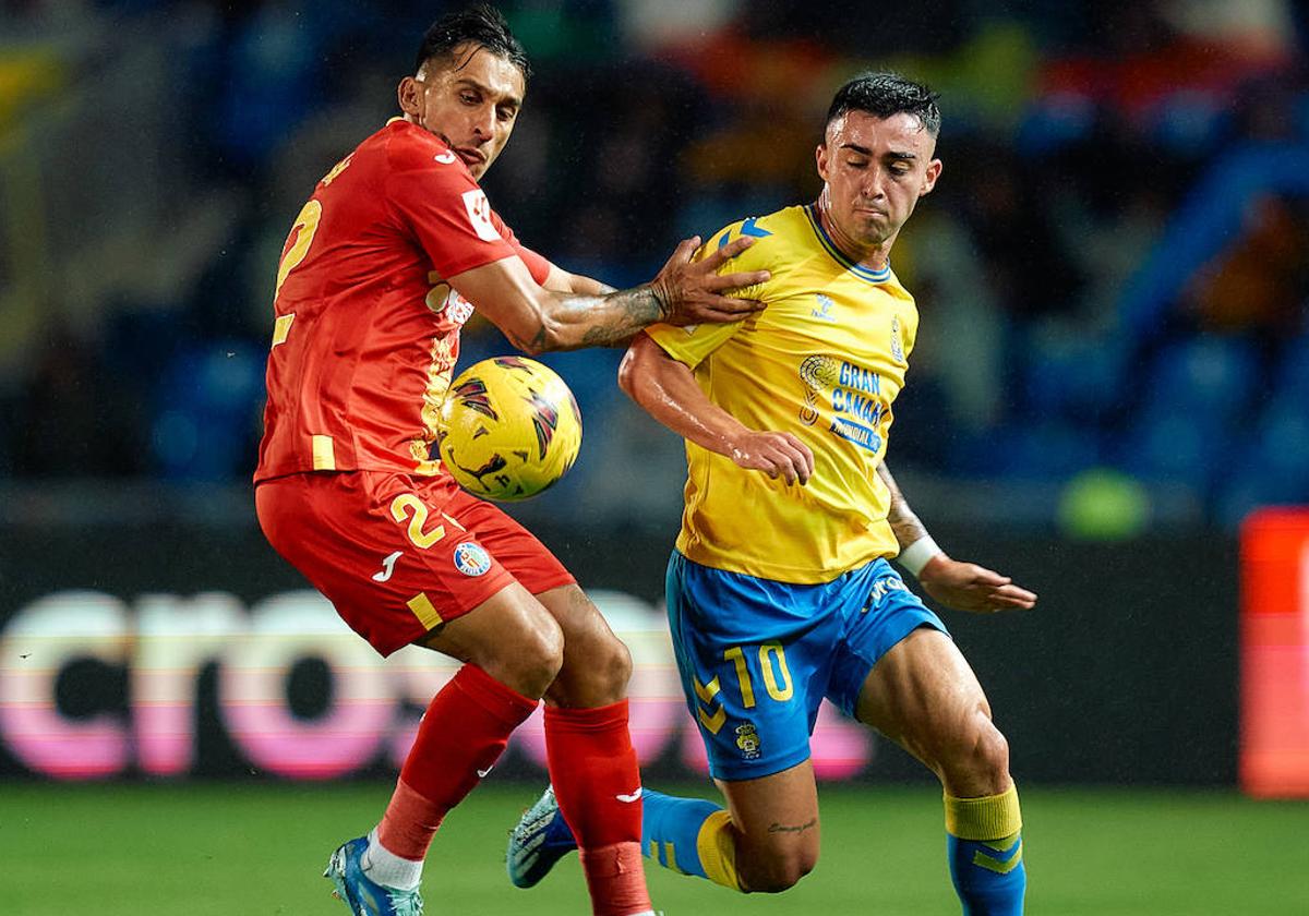 Moleiro intenta llegar a un balón en el partido ante el Getafe.