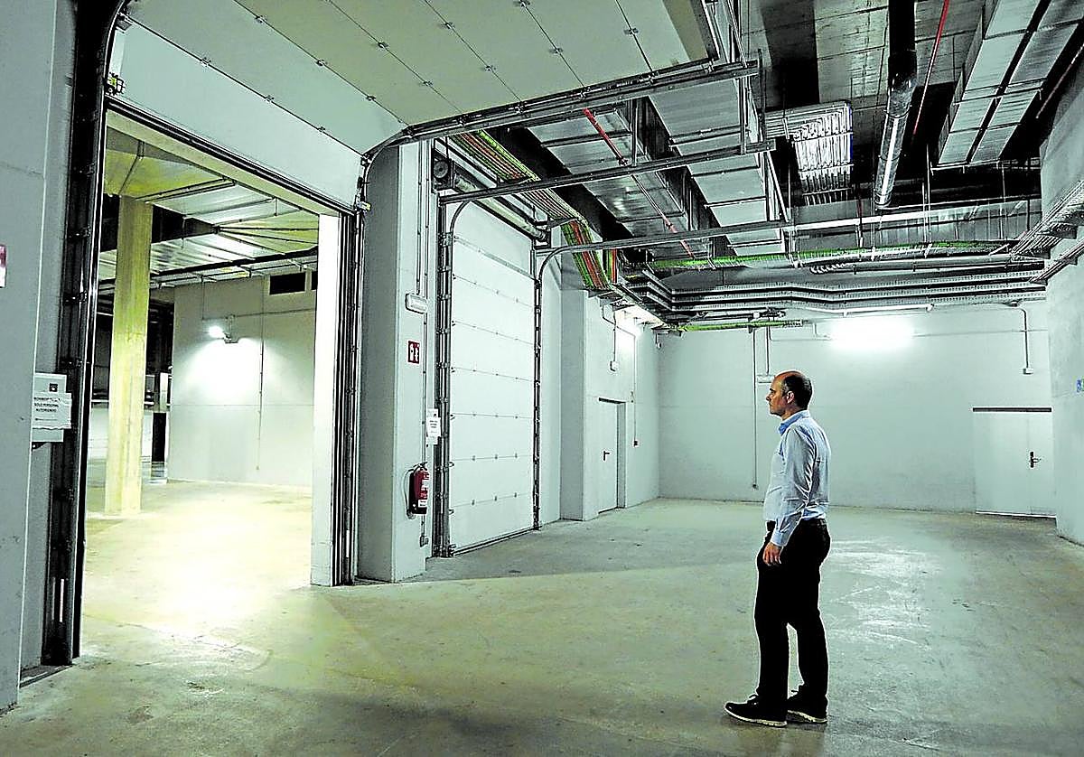 El gerente de la Intermodal, Alejandro Pereiro, muestra la zona destinada a espacios logísticos.