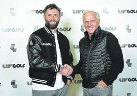 Jon Rahm posa con una chaqueta de LIV Golf junto a Greg Norman, CEO del circuito saudí.