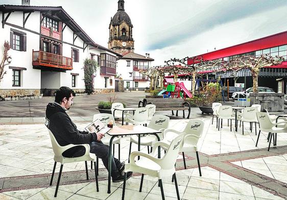 El joven Gotzon Otazua lee en la terraza del bar de Arrieta.