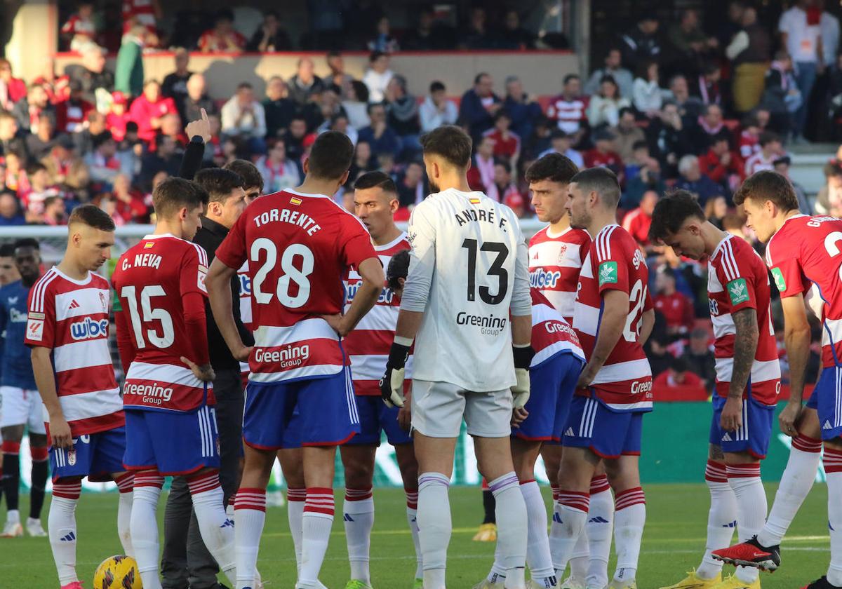 Los jugadores del Granada, durante el parón del partido.