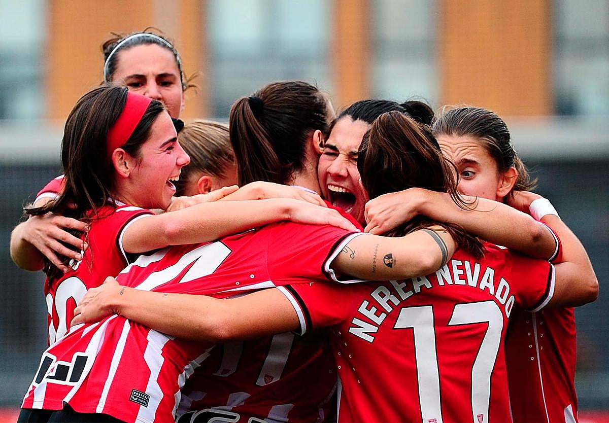 Las jugadoras del Athletic celebran la diana de Ane Azkona.
