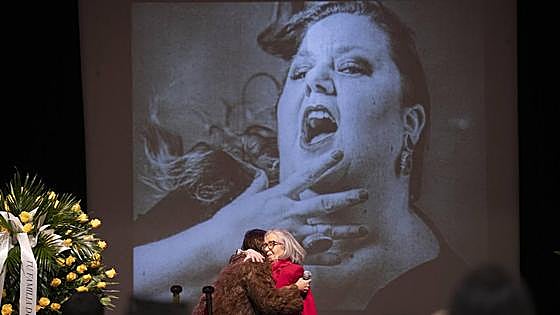 «Quiero dar las gracias a todos porque no me esperaba esta acogida», dice la madre de Itziar Castro en el velatorio