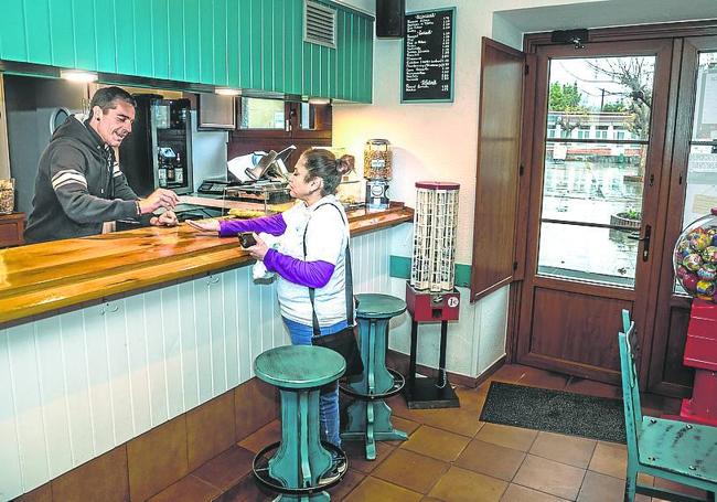 Gotzon García y Gloria Espinosa en el bar de Izurtza.