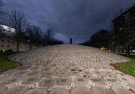 El monumento a las víctimas del terrorismo de Vitoria estrena iluminación