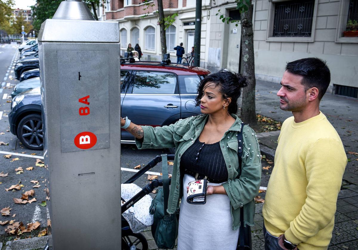 Dos usuarios pagan el estacionamiento el primer día de la nueva OTA.