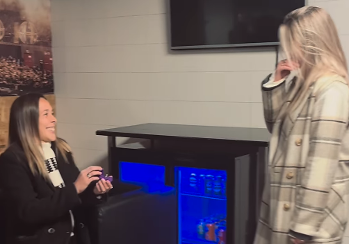 Melendi y Lola Gallardo se compincharon para dar una sorpresa a la novia de la jugadora.