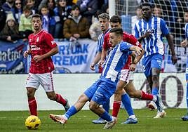 Gorosabel da un pase en el partido ante Las Palmas.