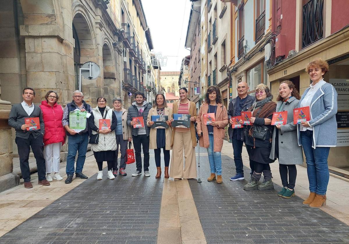 Foto de familia de representantes municipales y las asociaciones que han participado en la elaboración del programa de Navidad de Durango