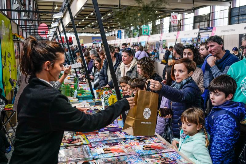 Jendea erosketak egiten amaitu berri den 58. Durangoko Azokan.