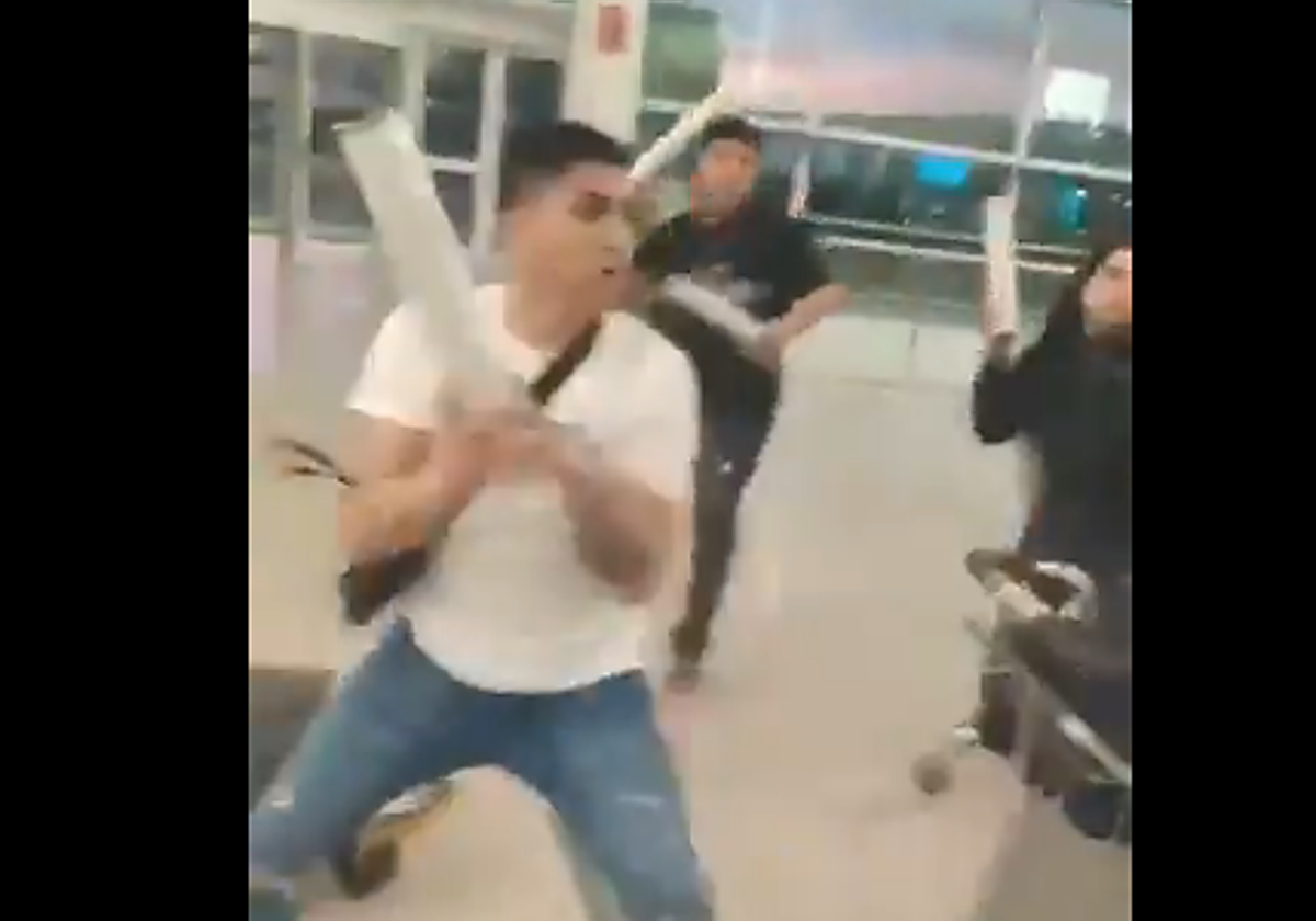 Brutal pelea en el aeropuerto de El Prat entre embaladores ilegales de maletas