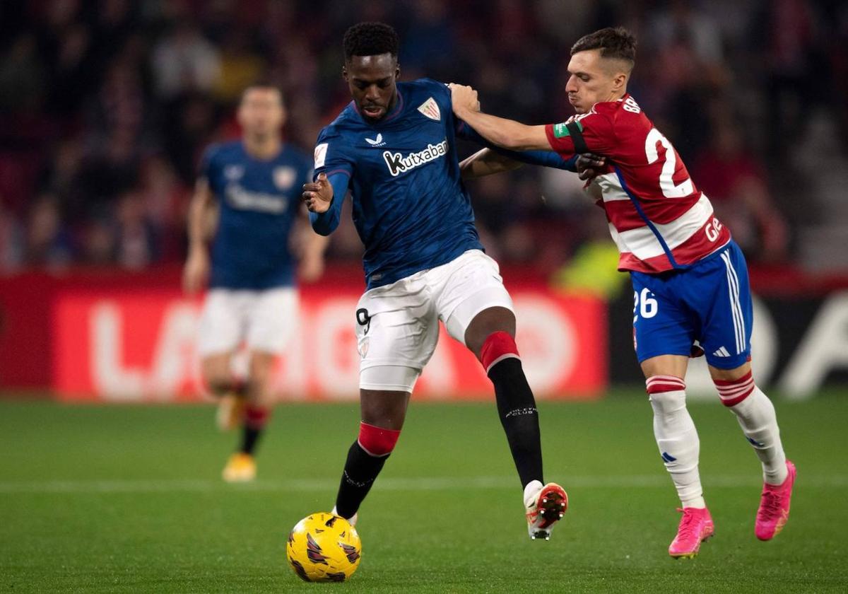 Iñaki Williams, autor del gol el domingo, trata de zafarse de Bryan Zaragoza, el jugador más destacado del Granada.