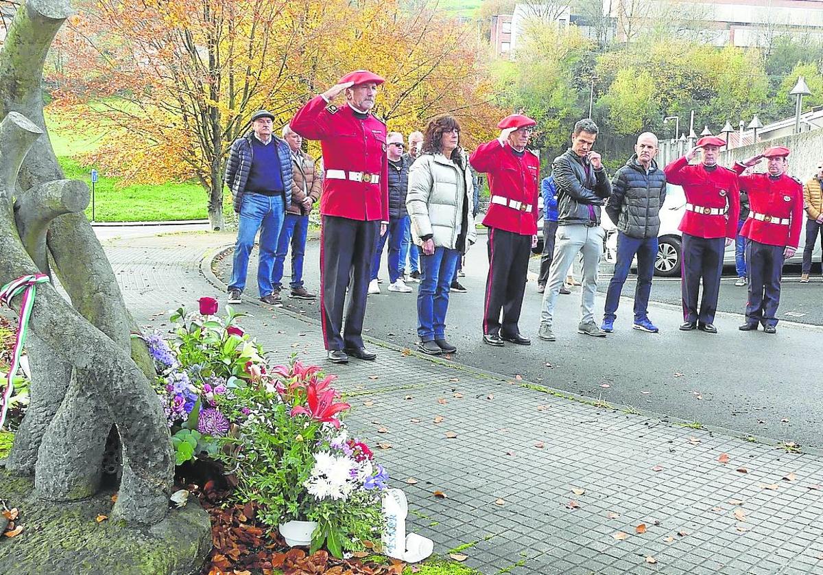 Josu Bujanda y Victoria Landa presidieron el homenaje en la Ertzainetxea de Beasain.