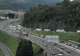 Retenciones en Rontegi y La Avanzada tras un accidente entre un camión y un coche