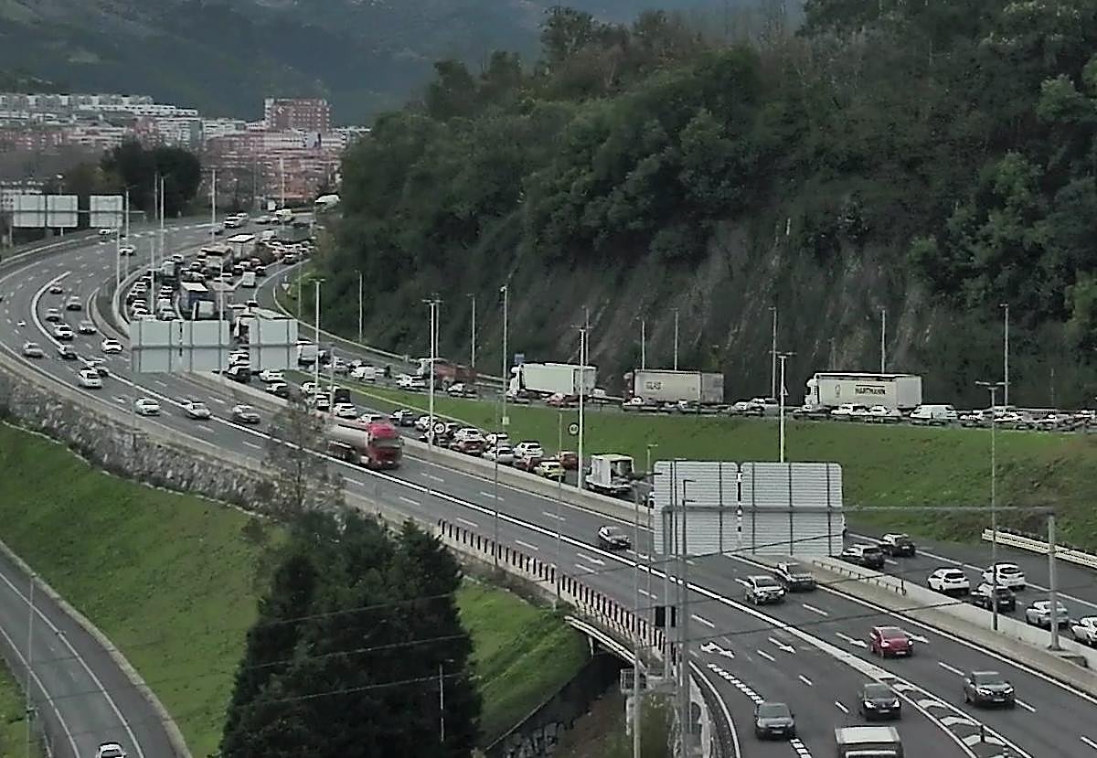 Retenciones en Rontegi y La Avanzada tras un accidente entre un camión y un coche