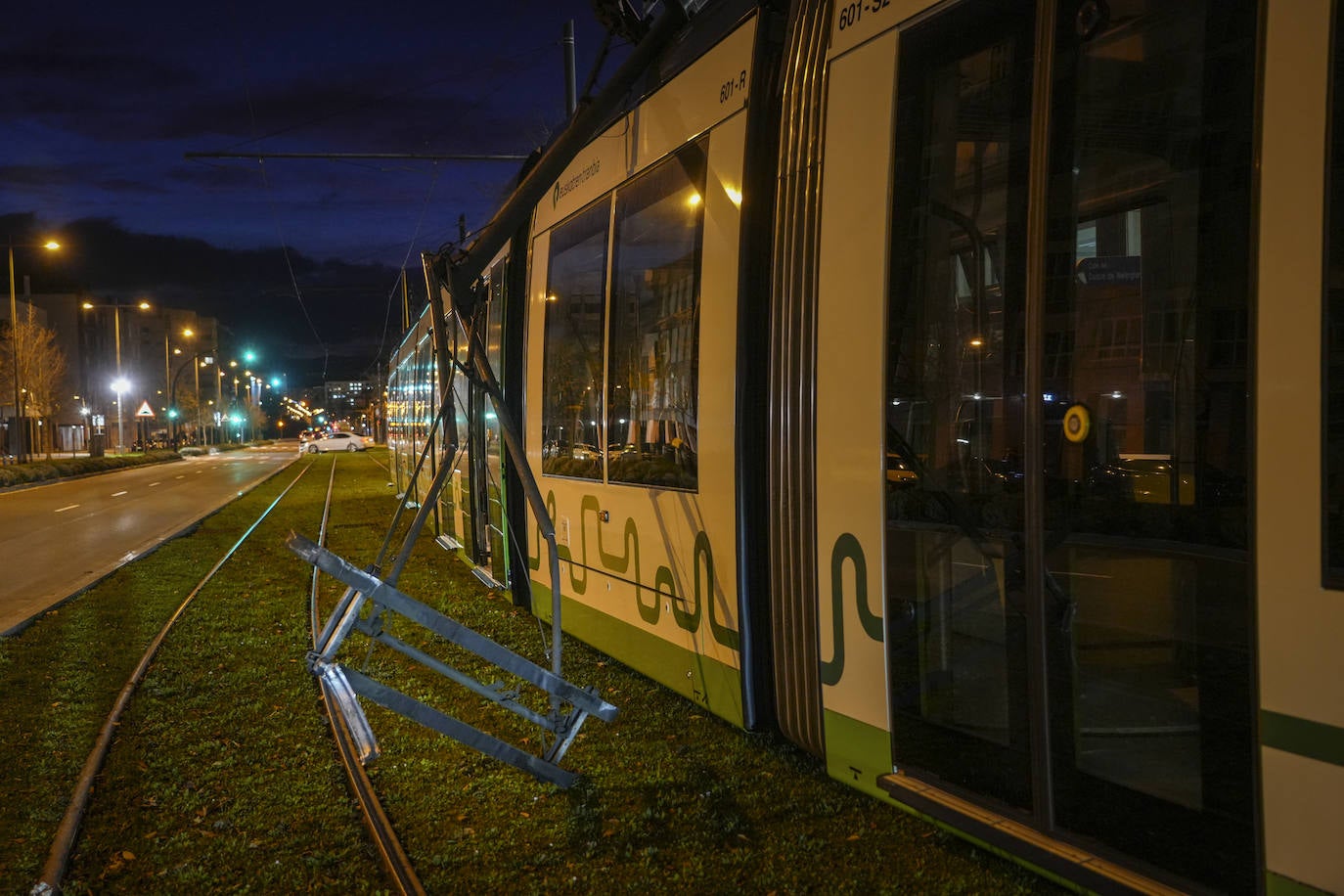 El tranvía de Vitoria vuelve a funcionar tras sufrir una avería durante cinco horas
