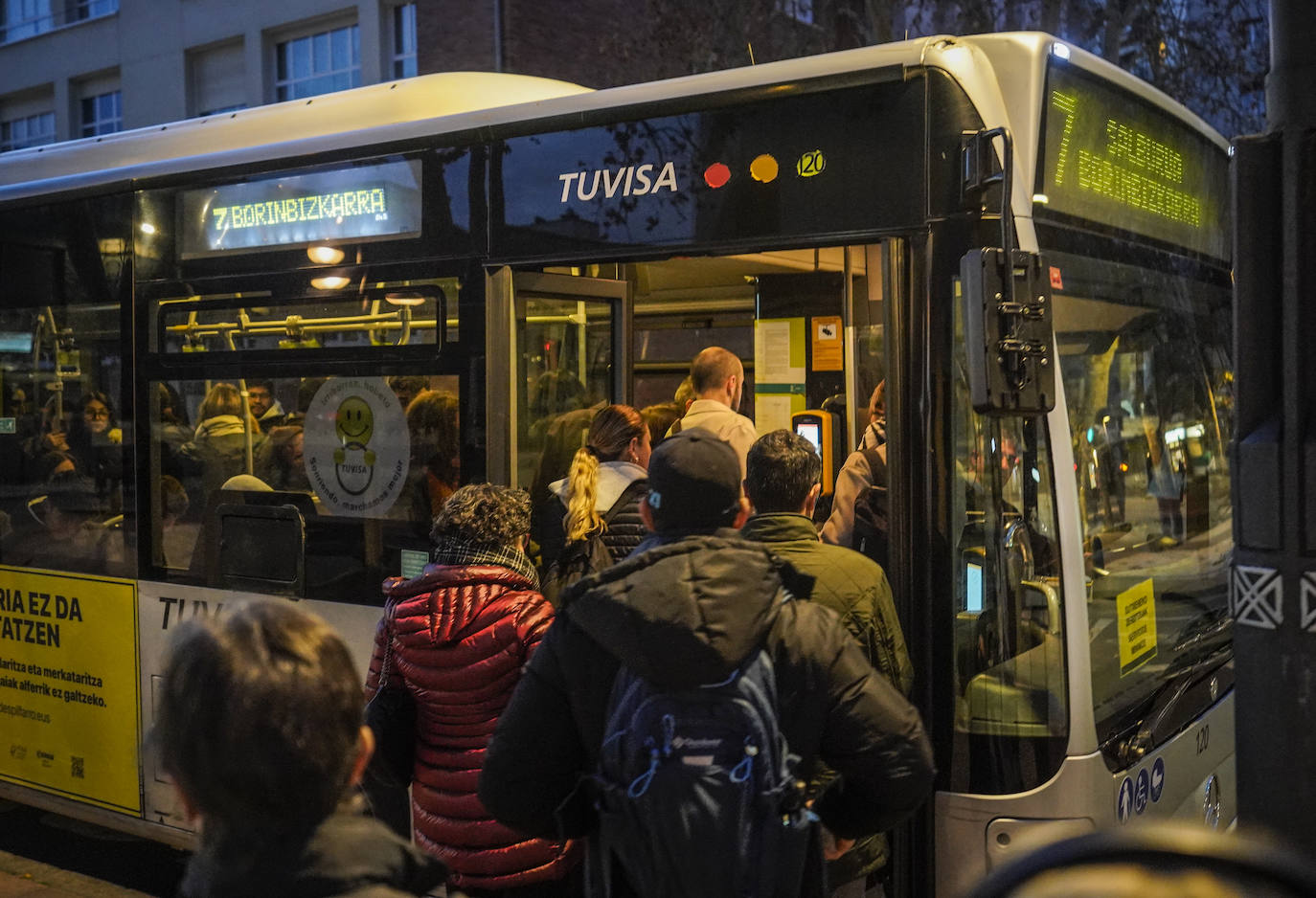 El tranvía de Vitoria vuelve a funcionar tras sufrir una avería durante cinco horas