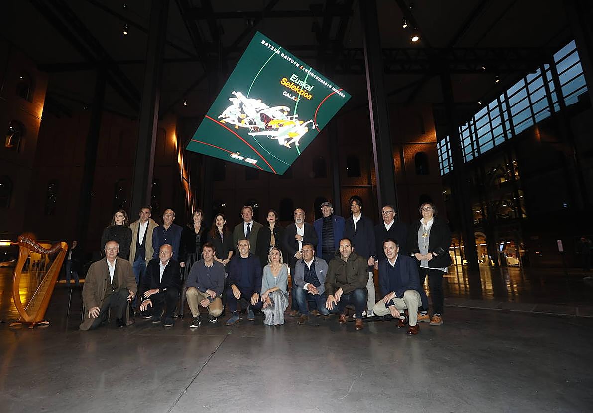 Premiados y representantes institucionales.