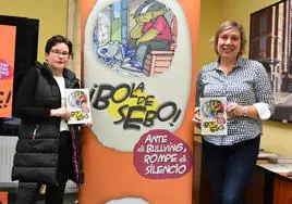 La concejala de Servicios Sociales, Marijose Blanco, y Nerea Jiménez, de la Fundación EDEX, presentan el cómic.