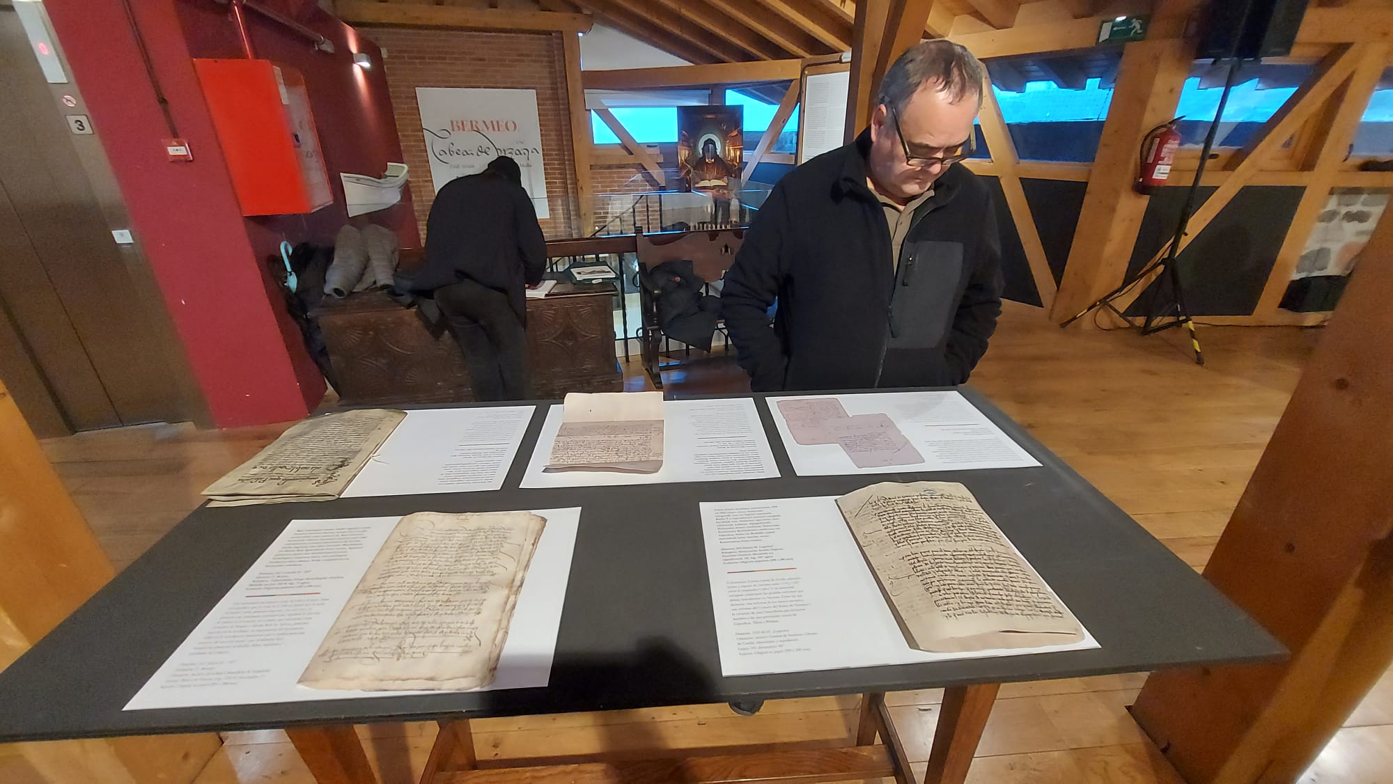 La exposición reúne una colección de documentos tardomedievales relacionados con Bermeo.