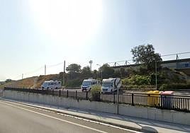 El área de autocaravanas se localiza junto a las instalaciones deportivas de Arrate.