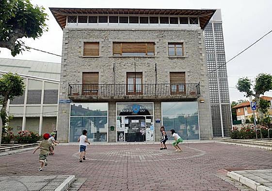 El mercado se va a celebrar en la plaza enfrente del Ayuntamiento.
