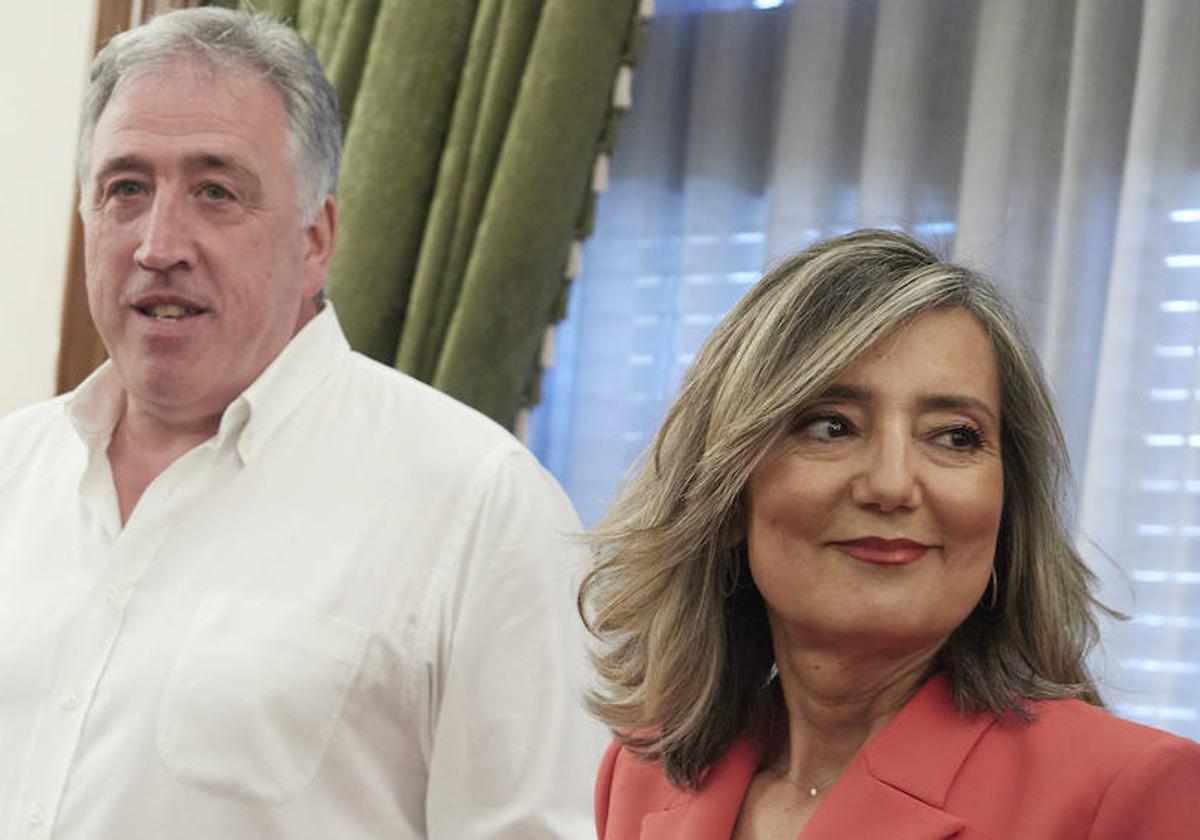 Joseba Asiron y Cristina Ibarrola, durante el pleno en el que la dirigente de UPN fue nombrada alcaldesa.