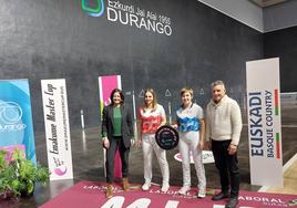 La alcaldesa de Durango, Mireia Elkoroiribe, las finalistas Amaia Aldai y Goiuri Zabaleta y el director de actividad física y deporte del Gobierno vasco, Gorka Iturriaga.