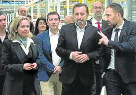 Itxaso charla con la vicepresidenta Calviño durante una visita a la factoría de Mercedes en Vitoria.