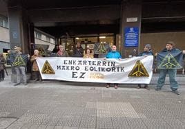 Miembros de la plataforma 'Enkarterrin Makro Eolikorik Ez' este miércoles en Bilbao.
