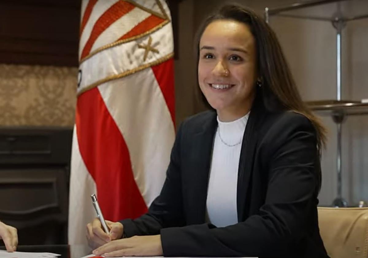 Nerea, con su bolígrafo especial cuando renovó hasta 2025.