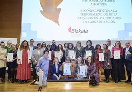 El reconocimiento de la Diputación fue recogido ayer por Gerardo Rodríguez, director de la residencia; Amaya Cuevas, psicóloga de este centro; y el doctor Julio Gómez, coordinador de la Unidad de Cuidados Paliativos del hospital San Juan de Dios de Santurtzi.