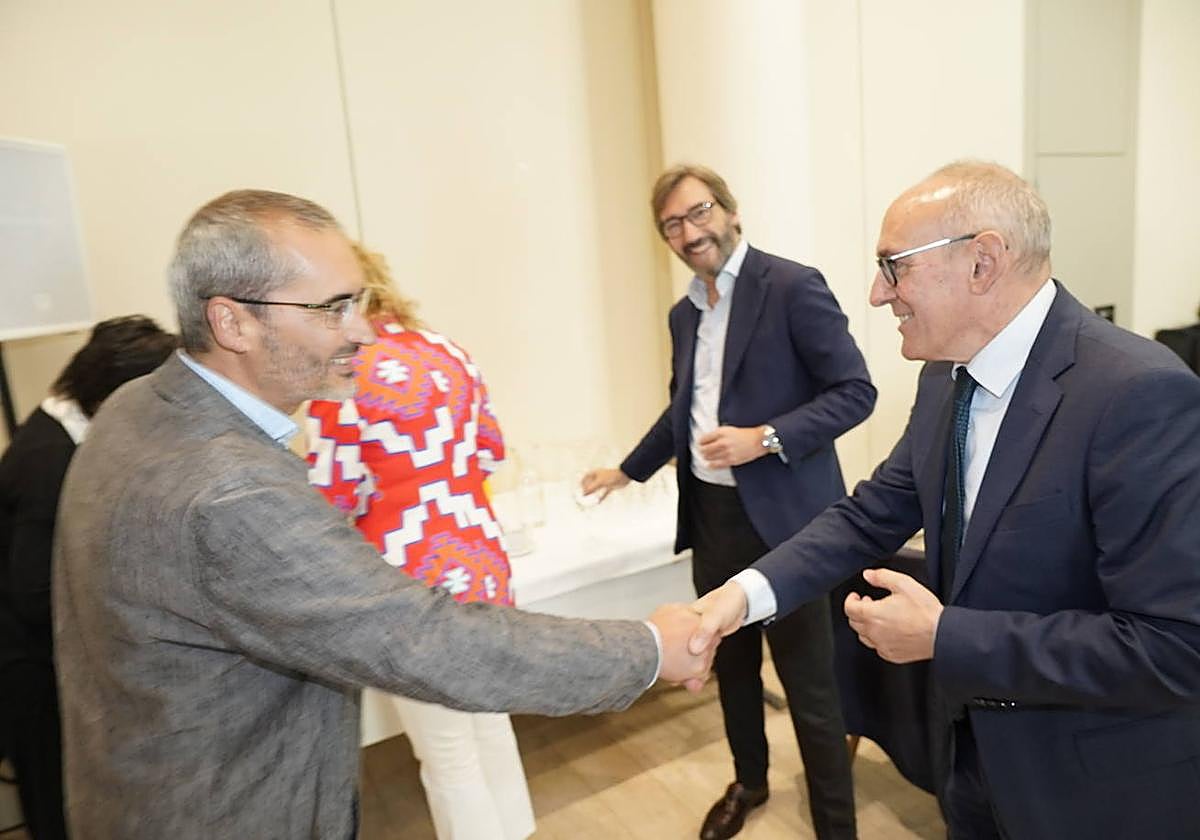 El diputado general, Ramiro González (PNV), saluda a David Rodríguez (Elkarrekin Podemos), con Iñaki Oyarzabal (PP) de fondo.